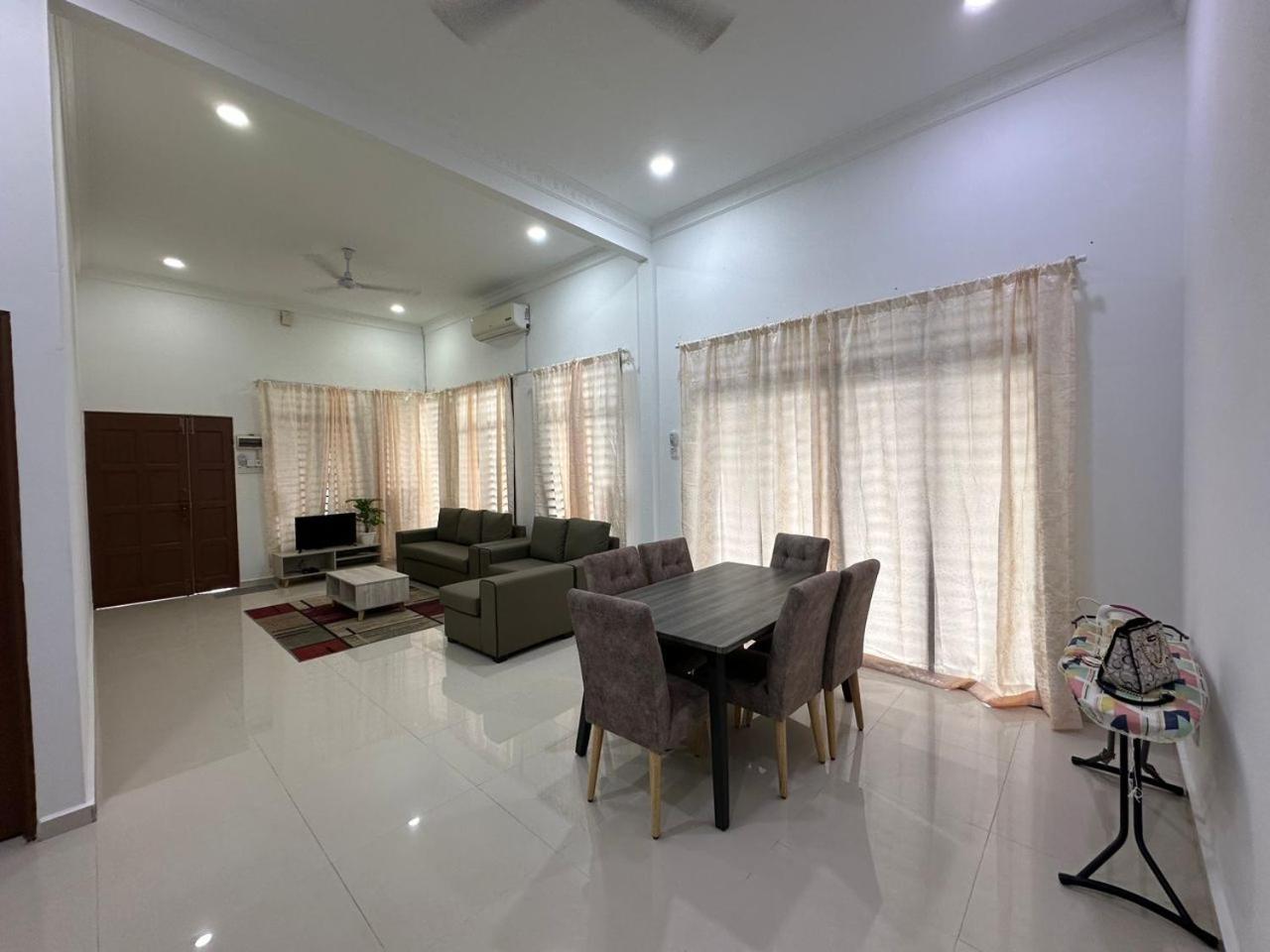 Homestay Kemaman Fyna08 Semi-D, 4 Bedrooms Dekat Pantai Kijal Extérieur photo